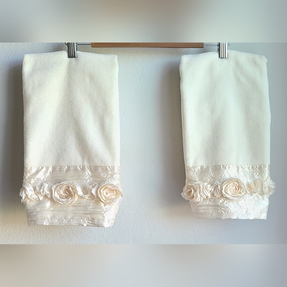 Chapel Hill Rosie by Croscill- Set of 2 Hand Towels - Picture 5 of 5